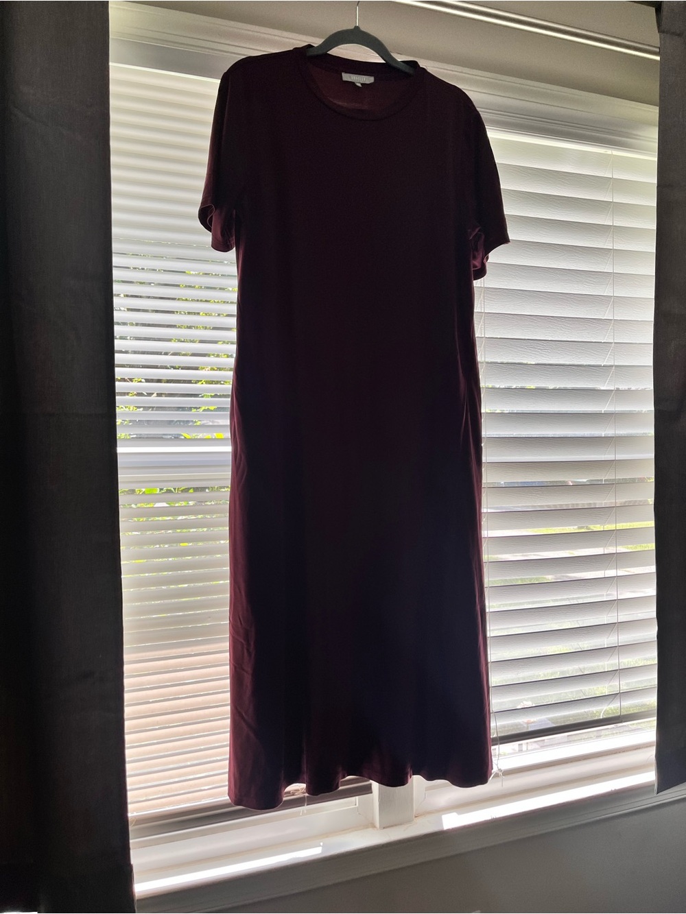 Short-Sleeve Midi Dress in Burgundy